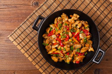 Tavuk kung pao. Fıstık ve biberli kızarmış tavuk parçaları. Üst Manzara. Düz yatıyordu. 