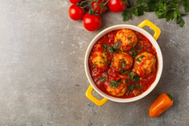 Domates soslu tavuk köftesi. Pirinçle servis edilmiş. Üst Manzara. Taş arkaplan.