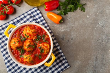 Domates soslu tavuk köftesi. Pirinçle servis edilmiş. Üst Manzara. Taş arkaplan.