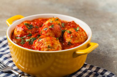 Domates soslu tavuk köftesi. Pirinçle servis edilmiş. Ön manzara. Taş arkaplan.