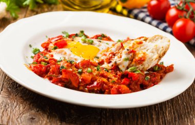 Shakshouka, domates sosunda haşlanmış yumurta, acı biber, soğan. Ön görünüm. 