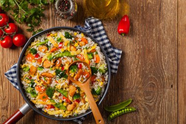 Nasi goreng. Yumurta ve sebzeli kızarmış pilav. Üst görünüm. 