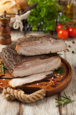 Pişmiş domuz pastırması. Ön görünüm. 