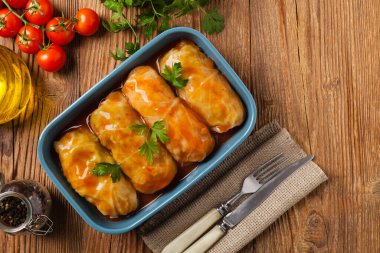 Geleneksel doldurulmuş lahana, kıyma ve pilav, domates sosunda servis edilir. Üst Manzara. Düz yatıyordu.