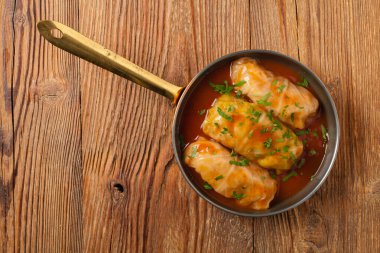 Geleneksel doldurulmuş lahana, kıyma ve pilav, domates sosunda servis edilir. Üst Manzara. Düz yatıyordu.