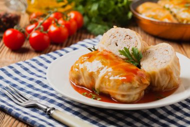 Geleneksel doldurulmuş lahana, kıyma ve pilav, domates sosunda servis edilir. Ön görünüm. 