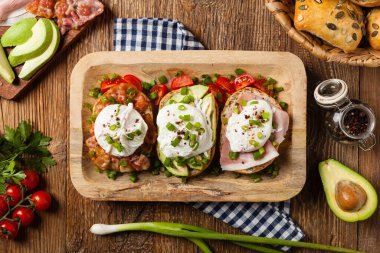 Haşlanmış yumurtalı sandviç. Üst görünüm.