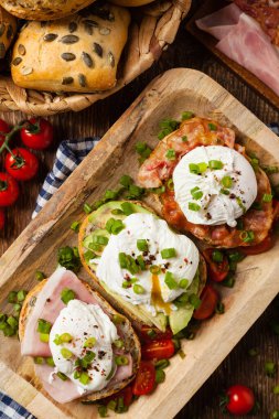 Haşlanmış yumurtalı sandviç. Üst görünüm.