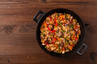 Geleneksel jambalaya tavada servis edilir, tabakta servis edilir. Üst görünüm.