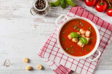 Geleneksel domates çorbası, kızarmış ekmekle servis edilir. Üst görünüm.