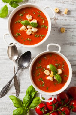 Geleneksel domates çorbası, kızarmış ekmekle servis edilir. Üst görünüm.