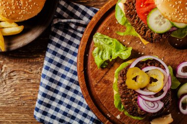 Ev yapımı, peynirli ve sebzeli sığır burger. Üst görünüm.