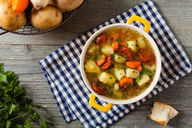 Geleneksel patates çorbası. Üst görünüm.