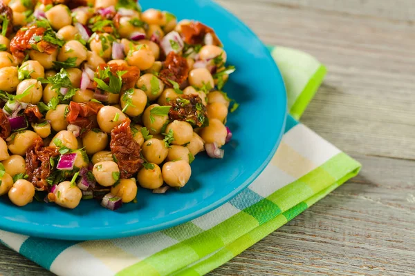 Soğanlı nohut salatası ve kurutulmuş domates. Ön görünüm.
