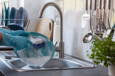 Bulaşıkları yıkıyorum. Tabağı yıkıyorum..