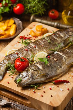 Izgara alabalık. Fırında patatesle servis edilir. Ön görünüm. 