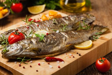 Izgara alabalık. Fırında patatesle servis edilir. Ön görünüm. 