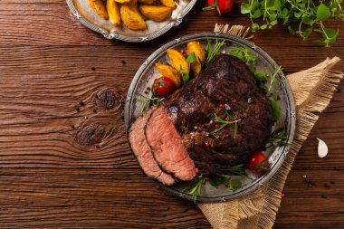 Kızarmış göğüs eti. Kırsal tarzda, doğal ahşap arka plan. Karanlık stil. Üst Manzara. Düz yatıyordu. 