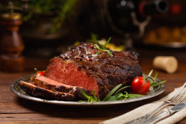 Kızarmış göğüs eti. Kırsal tarzda, doğal ahşap arka plan. Karanlık stil. Ön görünüm. 