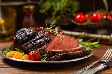 Kızarmış göğüs eti. Kırsal tarzda, doğal ahşap arka plan. Karanlık stil. Ön görünüm. 