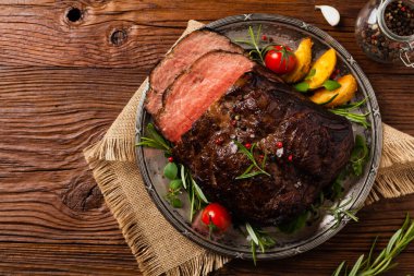 Kızarmış göğüs eti. Kırsal tarzda, doğal ahşap arka plan. Karanlık stil. Üst Manzara. Düz yatıyordu. 