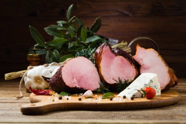 Tahtada tütsülenmiş domuz eti. Farklı et türleri.