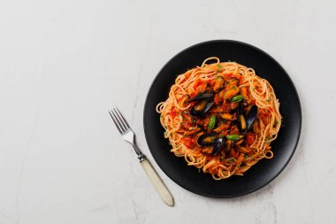 Midyeli spagetti. Üst Manzara. Taş arkaplan.