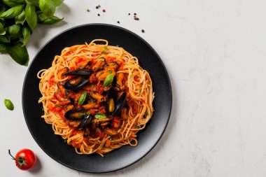 Midyeli spagetti. Üst Manzara. Taş arkaplan.