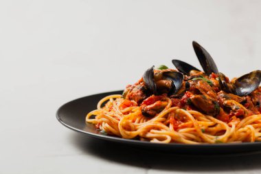 Midyeli spagetti. Ön manzara. Taş arkaplan.