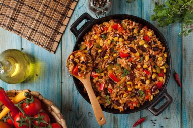 Kıyma ve sebzeli Meksika pirinci. Üst görünüm.