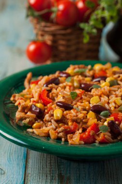 Kıyma ve sebzeli Meksika pirinci. Ön görünüm.