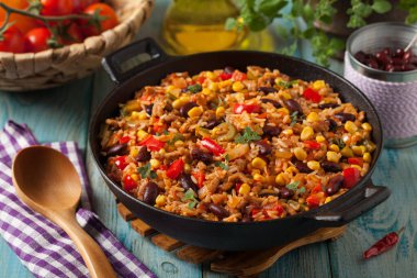 Kıyma ve sebzeli Meksika pirinci. Ön görünüm.