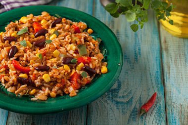 Kıyma ve sebzeli Meksika pirinci. Ön görünüm.