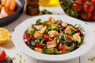 Izgara somon parçalı lezzetli salata. Ön manzara. Beyaz tahta arkaplan.