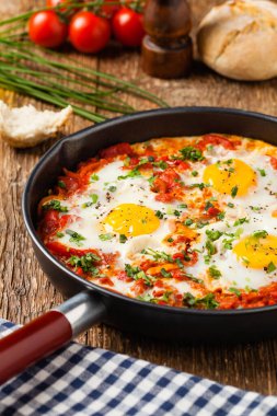 Shakshouka, domates sosunda haşlanmış yumurta, acı biber, soğan. Ön görünüm. 