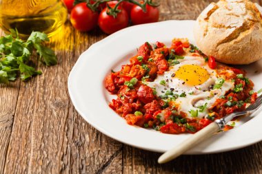 Shakshouka, domates sosunda haşlanmış yumurta, acı biber, soğan. Ön görünüm. 