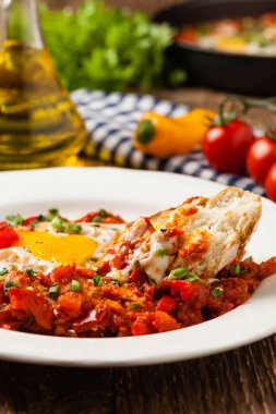 Shakshouka, domates sosunda haşlanmış yumurta, acı biber, soğan. Ön görünüm. 