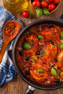 Geleneksel olarak domates soslu tavuk. Üst Manzara. Düz yatıyordu.