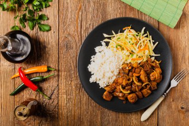 Vietnamca soya soslu tatlı, karamelli kızarmış tavuk. Üst görünüm.