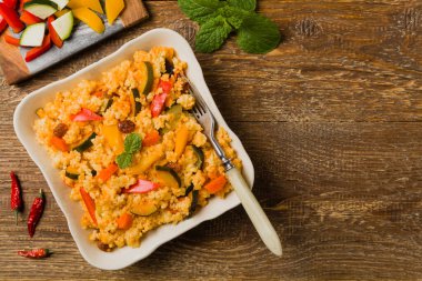 Millet sebzeli ve kuru üzümlü. Üst görünüm. 