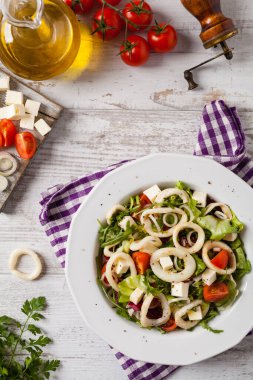 Kalamar yüzüklü salata. Üst görünüm.