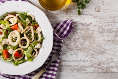 Kalamar yüzüklü salata. Üst görünüm.