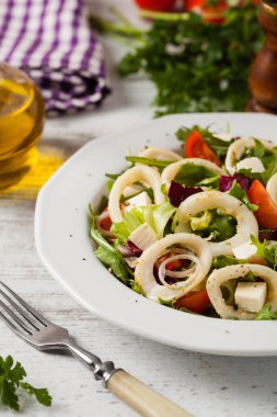 Kalamar yüzüklü salata. Ön görünüm.