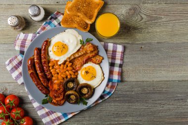 Tam İngiliz kahvaltısı, sosis, mantar, fasulye ve sahanda yumurta. Üst görünüm. 