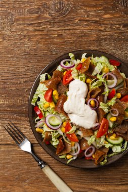 Gyros, kebeb. Koyun eti ve sebzeli salata. Üst görünüm. 