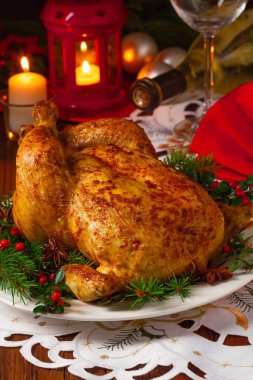 Noel süslemeli bütün tavuğu kızarttım. Ahşap arka plan. Ön görünüm. 