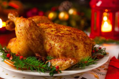 Noel süslemeli bütün tavuğu kızarttım. Ahşap arka plan. Ön görünüm. 