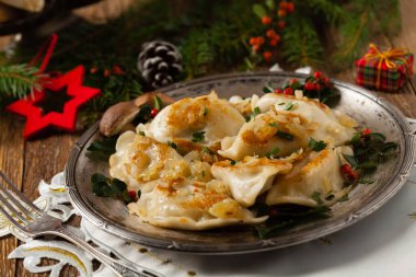 Lahana ve mantarlı geleneksel hamur tatlısı. Noel süsü. Üst Manzara. Ön görünüm.