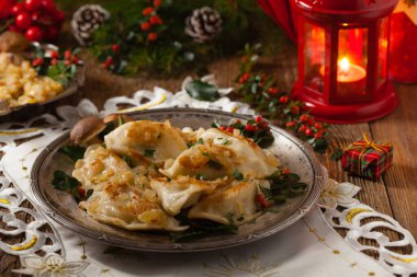 Lahana ve mantarlı geleneksel hamur tatlısı. Noel süsü. Üst Manzara. Ön görünüm.