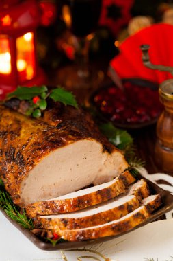 Noel süslemeli domuz filetosu. Ön görünüm. 